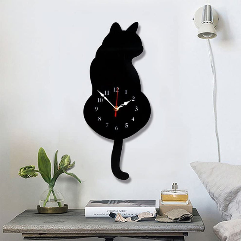 Wanduhr mit wedelndem Schwanz der Katze