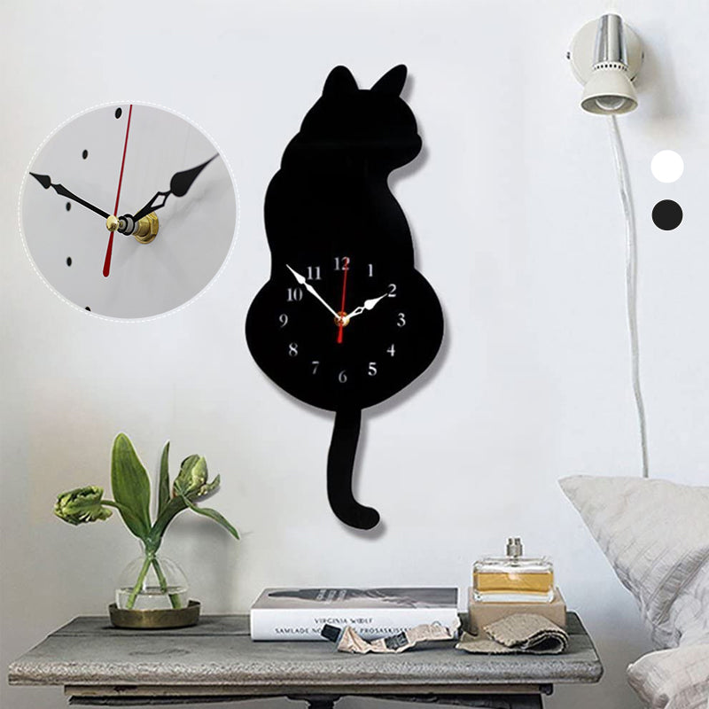 Wanduhr mit wedelndem Schwanz der Katze