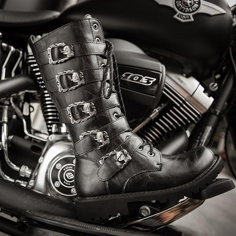 Schädel schnallt Motorradstiefel