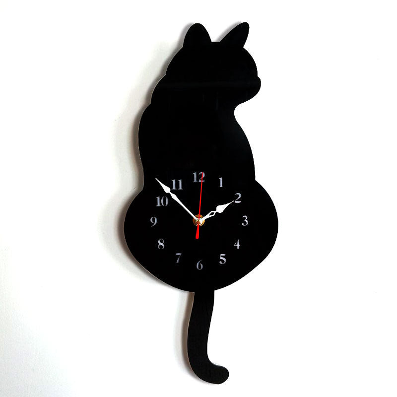 Wanduhr mit wedelndem Schwanz der Katze